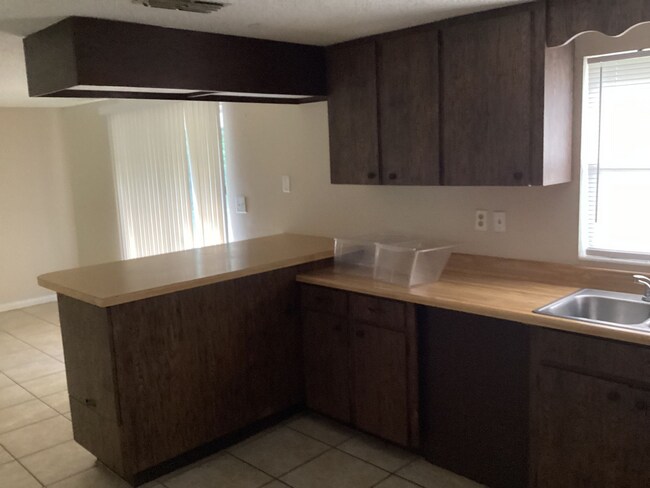 Foto del edificio - Charming Three-Bedroom, Two-Bathroom Single-Family Home!