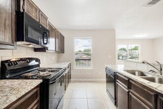 Building Photo - 2200 Creekside Ln