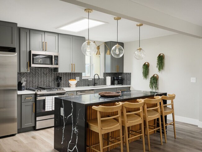 Foto del edificio - 2355 Finch Ln