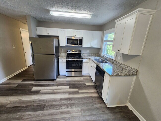 Building Photo - 2648 Santa Monica Dr NW