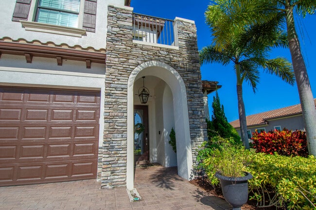 Building Photo - 306 SE Fascino Cir