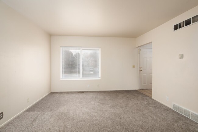 Building Photo - 2 Bedroom, 1 Bathroom Condo in West Valley...