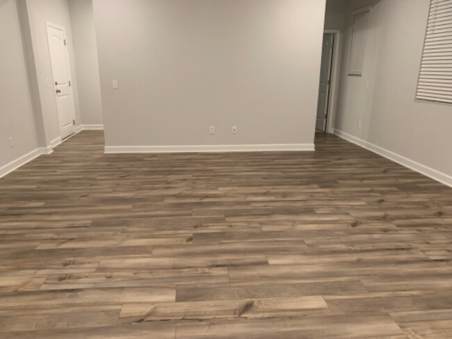 Building Photo - 906 Carnation Dr