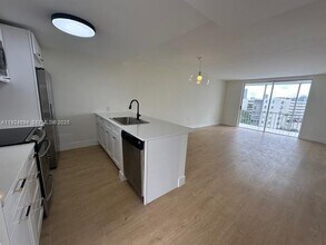 Building Photo - 2930 Point E Dr