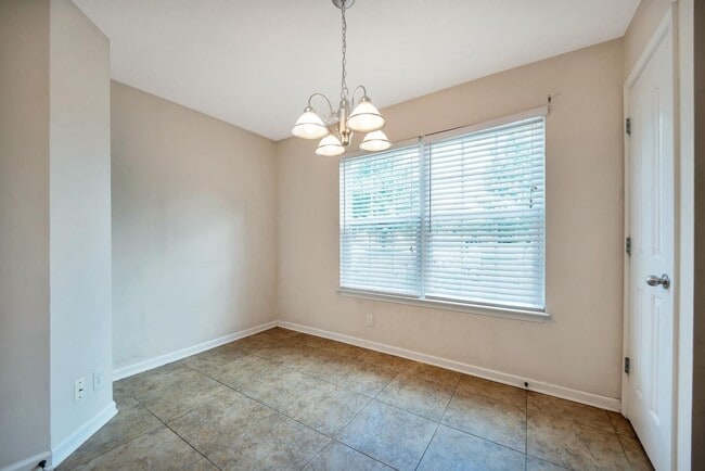 Building Photo - Townhome for rent five minutes from I-24