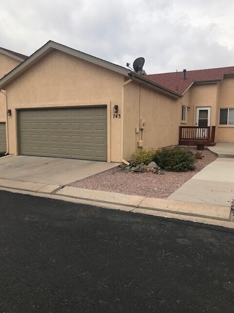 Foto principal - RANCH 3 BED/2.75 BATH PATIO HOME WITH MAIN FLOOR MASTER, FINISHED BASEMENT, AC, 2 CAR GARAGE!