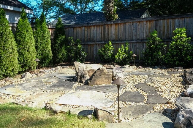 Building Photo - Like-new 3 bedroom, 2.5 bath house with an...