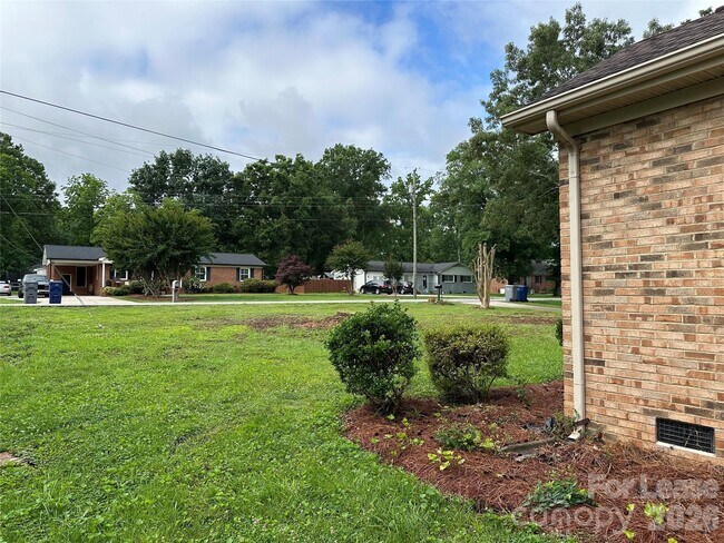 Building Photo - 413 Parallel Dr