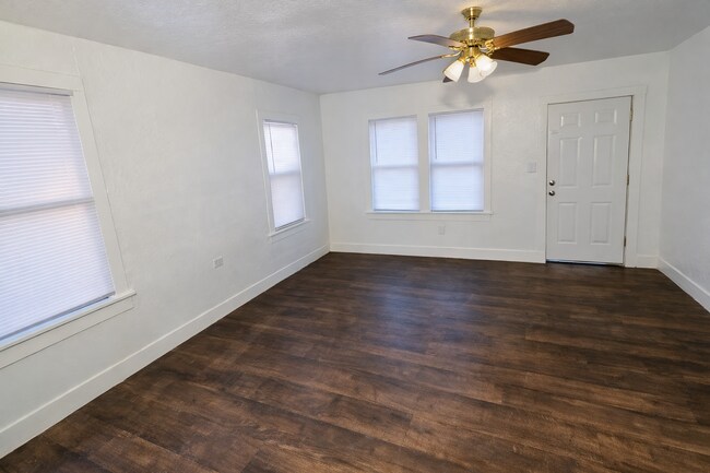 Foto del edificio - 645 W Davis Loop