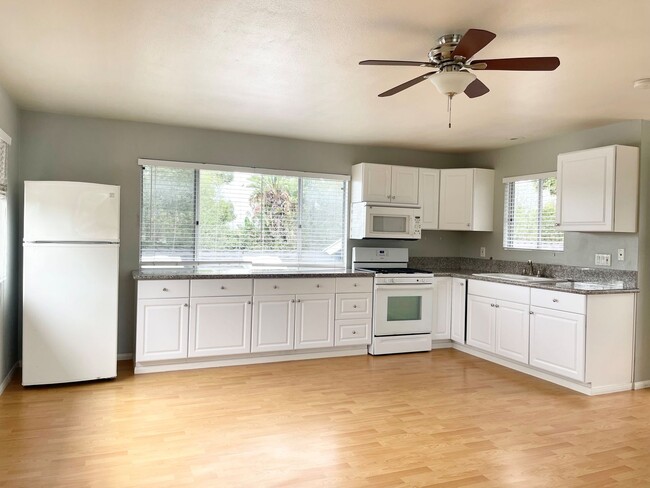 Foto del edificio - Spacious Studio near Carlsbad Village!