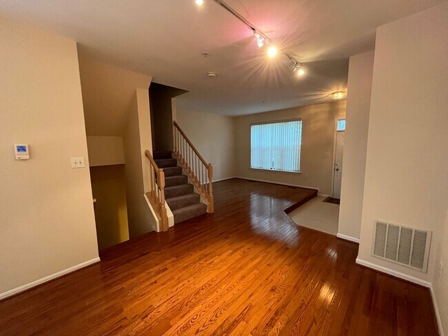 Foto del edificio - Spacious 3 BR / 2.5 BA Townhome in Washingtonian Center! End of Year Promotion! Enjoy half off yo...