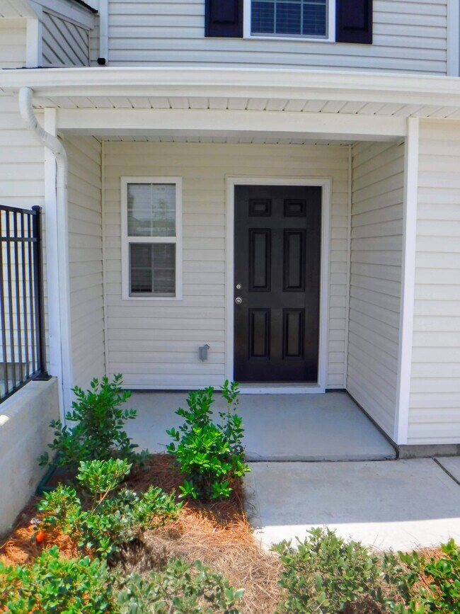 Entrance/front door - 2022 Talbert Ct