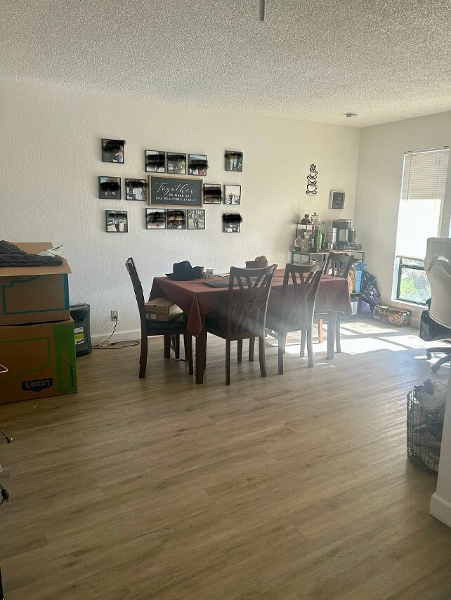 Foto del edificio - 8073 Treecrest Ave