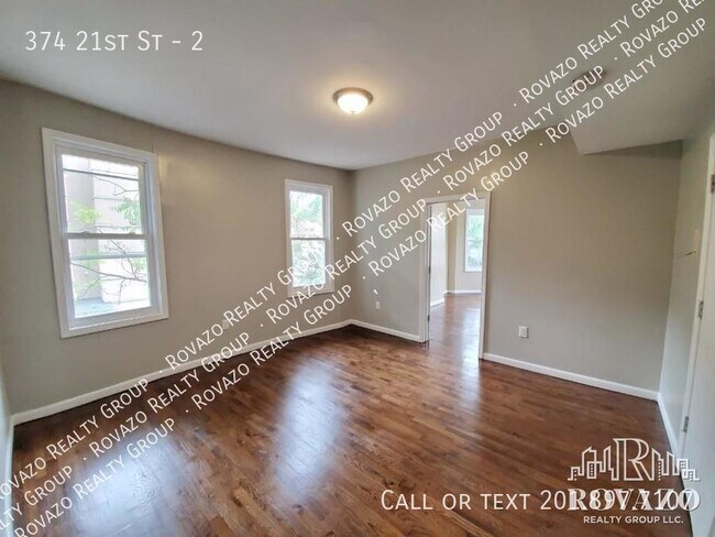 Foto del edificio - 374 21st St - 3 bedroom in Irvington