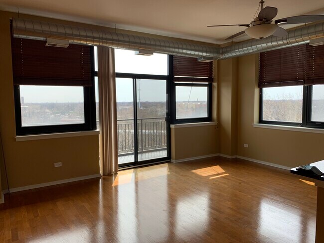 Building Photo - 2323 W Pershing Rd