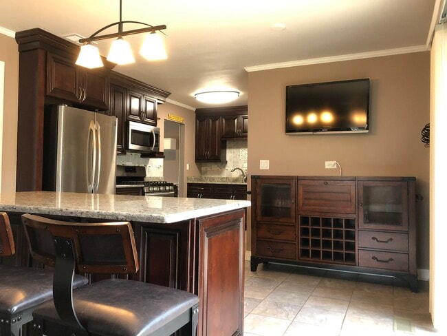 Building Photo - 1126 Parkview Dr