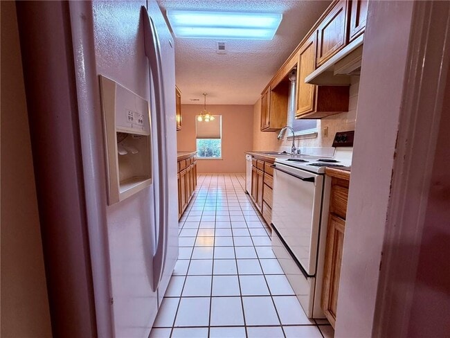 Building Photo - 1404 Camellia Dr