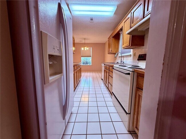 Foto del edificio - 1404 Camellia Dr