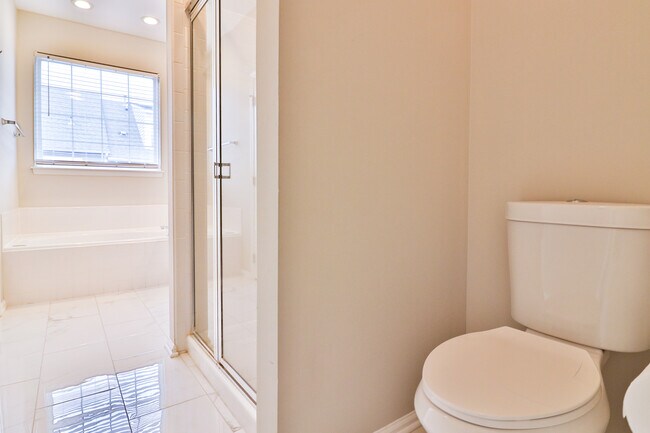 Foto del edificio - 507 Falcon Park Ln