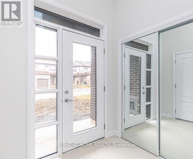 Photo du bâtiment - 323 Touring Way