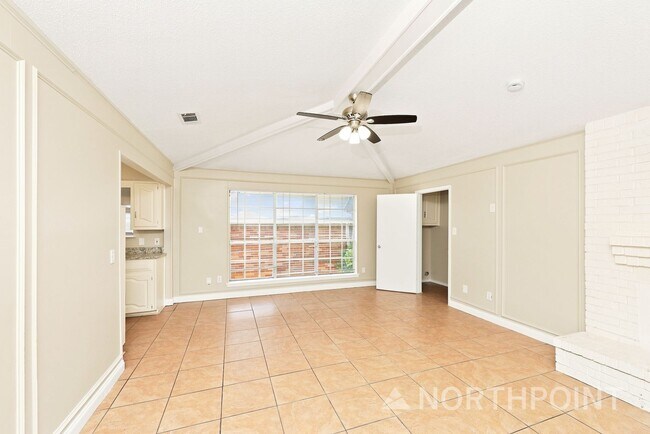 Foto del edificio - 3-Bedroom, 2 Bath Single Family for Rent in Dallas, TX | Front yard & Modern Kitchen