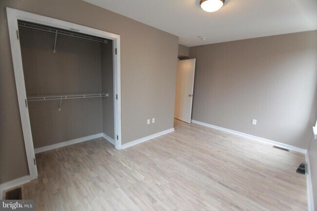 Foto del edificio - 1856 Willington St