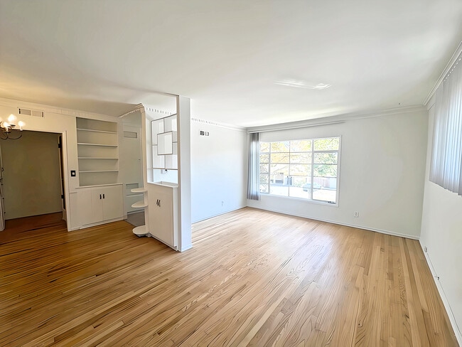 Building Photo - 6125 Cashio St