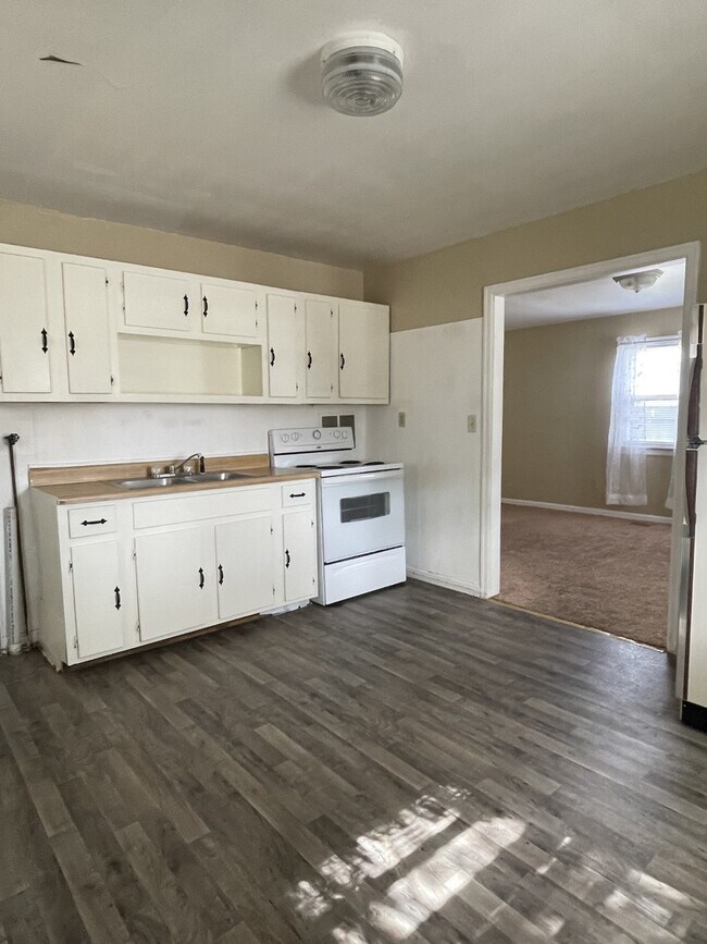 Building Photo - 1600 W 16th St