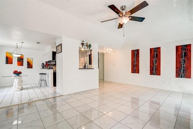 Foto del edificio - 8003 Goldengrove Dr