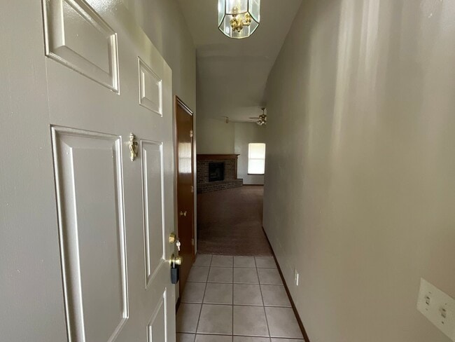Building Photo - 4 bed, 2 bath, brick, gas stove, dishwashe...