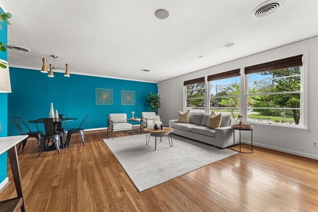 Foto del edificio - 4330 Parkwood Rd