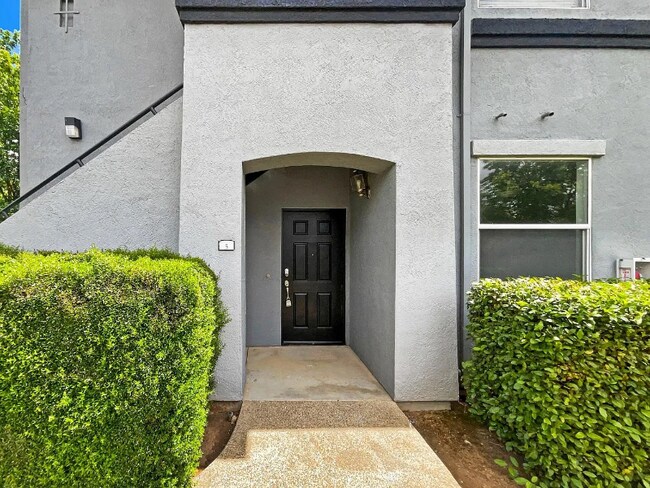 Foto del edificio - 5202 Laguna Oaks Dr