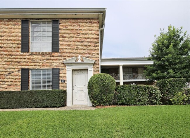 Building Photo - 2121 Fountain View Dr