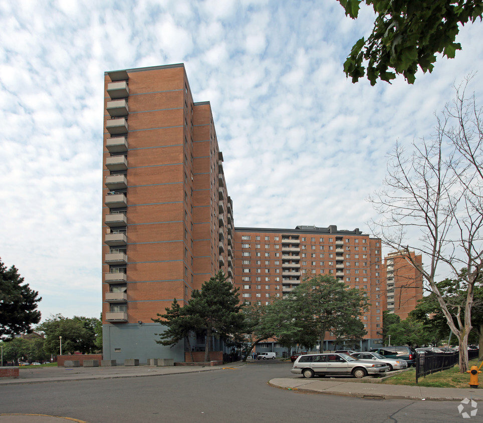 Primary Photo - Moss Park Apartments