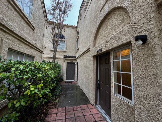 Foto del edificio - ONE BEDROOM UNIT IN THE HEART OF LAKE FOREST