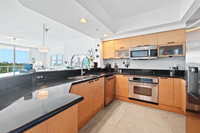 Foto del edificio - 15051 Royal Oaks Ln