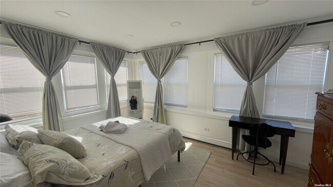 Building Photo - 318 Beach 69th St