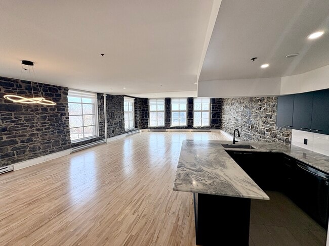 Building Photo - 36 Rue Saint-Paul E
