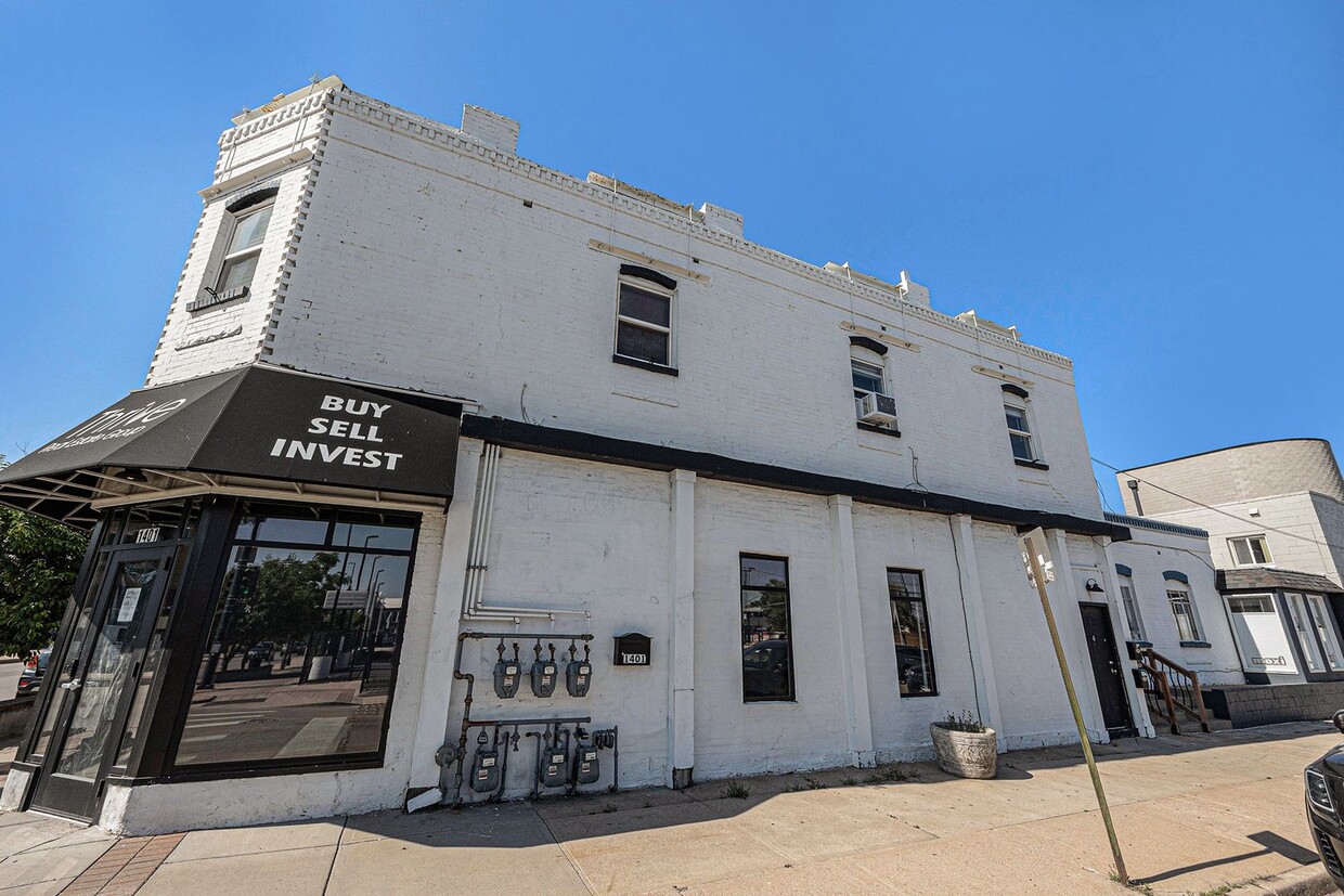 Primary Photo - 4 W Arkansas Ave