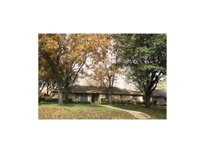 Building Photo - 906 Sharpshire Dr
