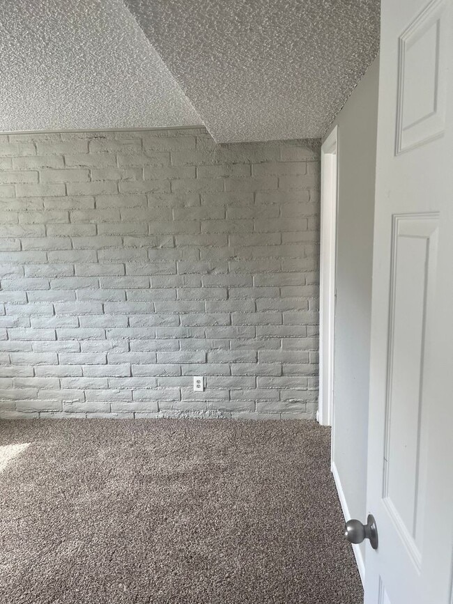 Building Photo - 3 Bedroom 2 Bathroom Condo in Lakewood