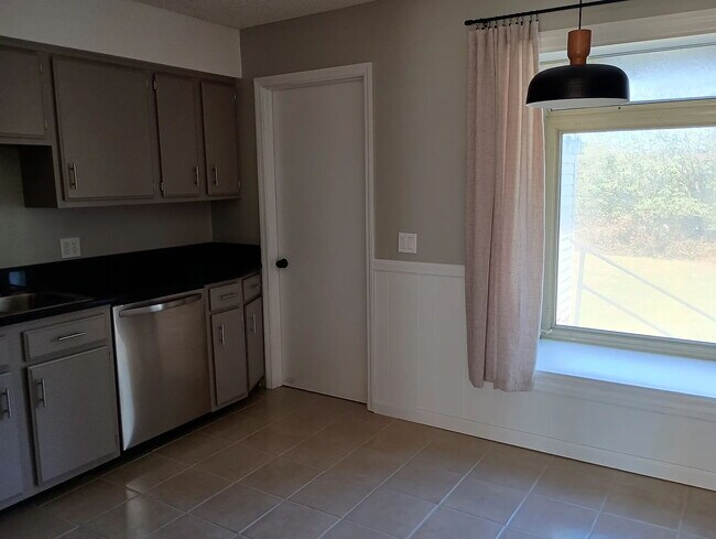 Foto del edificio - "Charming and Newly Updated 2-Bed Duplex Retreat in Hendersonville – 900 Sq Ft of Cozy Living!"