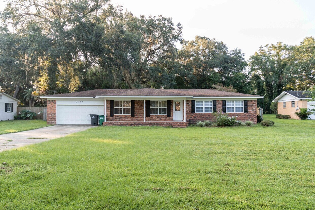 Primary Photo - 3/2 Pool Home - Lake Jackson Area
