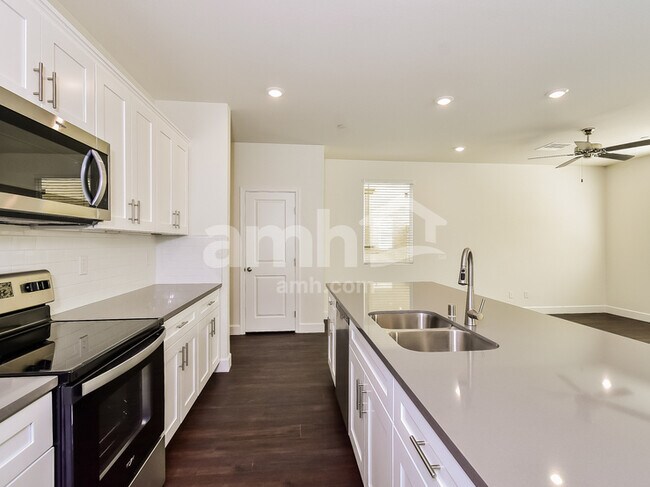 Foto del edificio - 297 Austin Bellerose Place