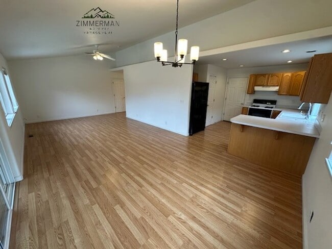 Building Photo - 495 Emily Ln