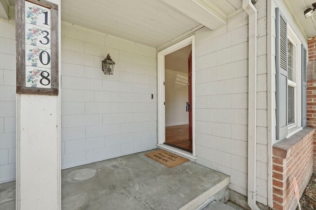 Building Photo - Beautiful 4 Bed/2 Bath Home Available Now!