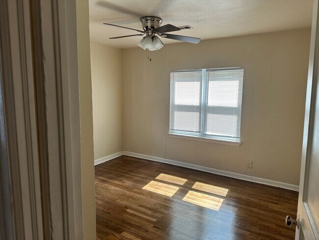 Foto del edificio - 1421 N Oklahoma Ave