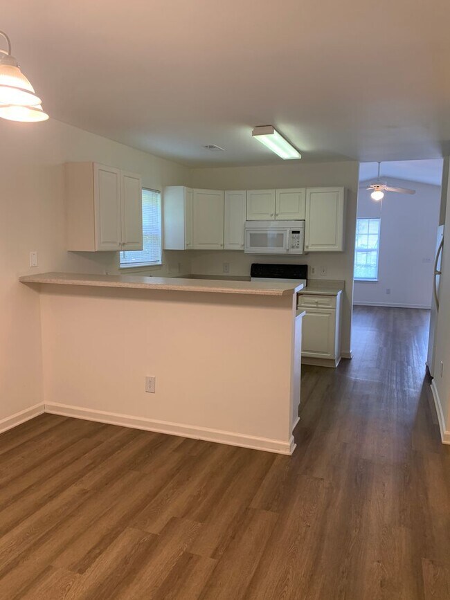 Foto del edificio - 3 Bedroom, 2 Bath House Available Now on Hillsdale Drive