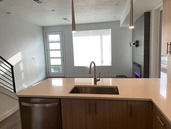 Foto del edificio - Beautiful Sloans lake Two Bed / Two and a half bath condo for rent
