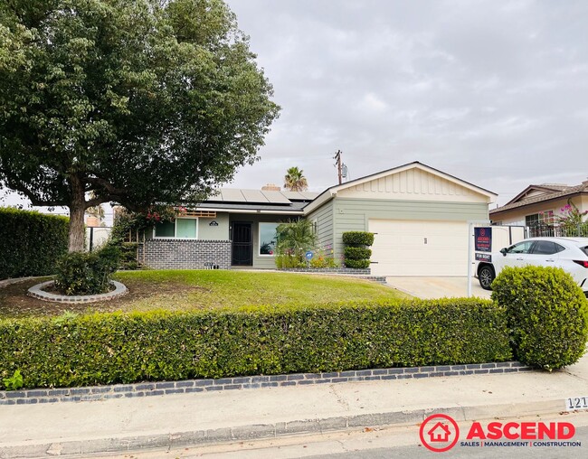 Building Photo - Darling Home Near Bakersfield College!